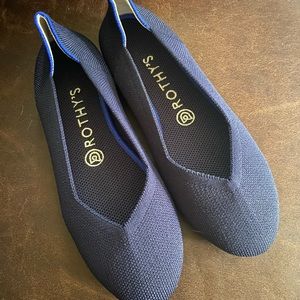 Brand new 8.5 navy blue Rothy’s. Never worn.